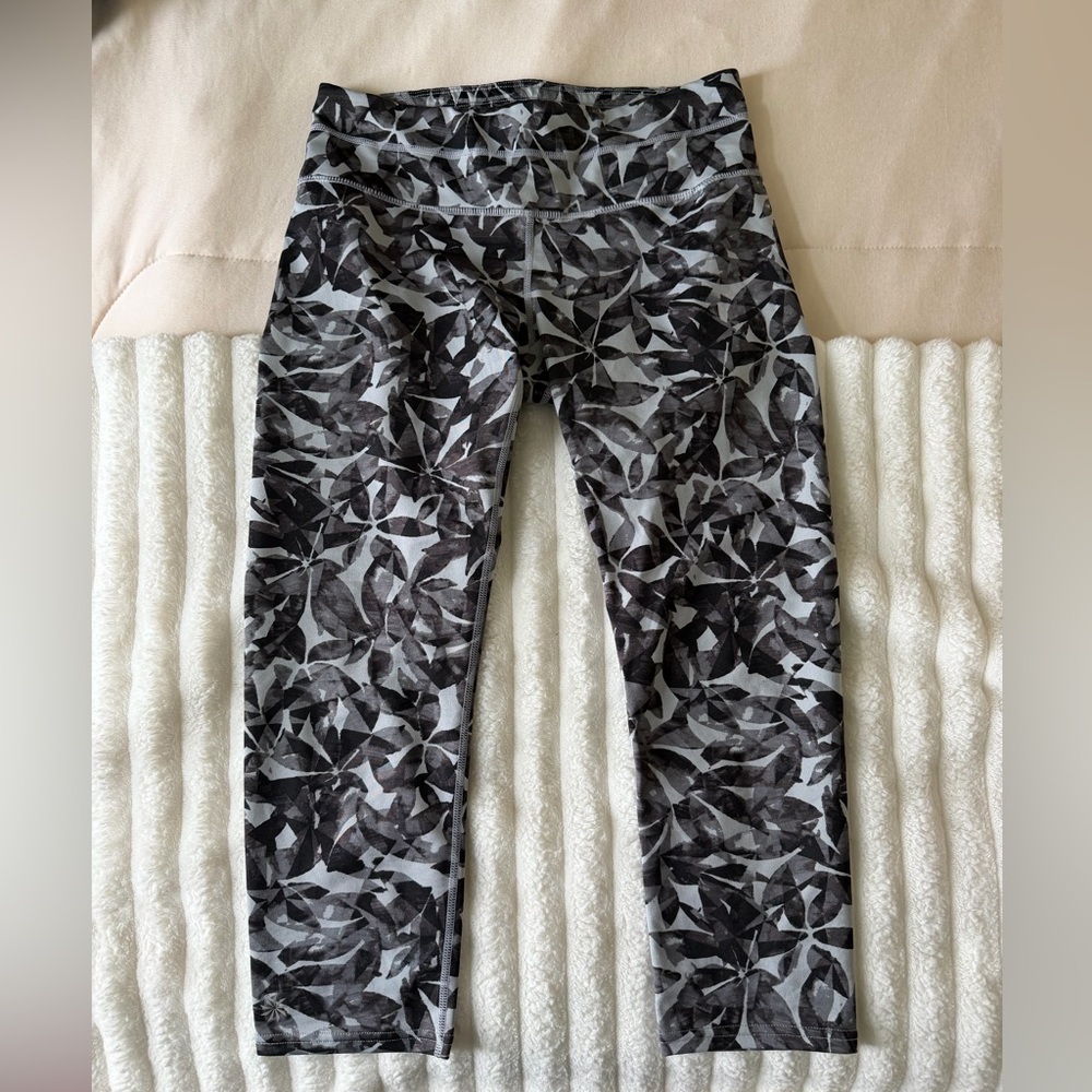 Athleta Black & Gray Leaf Print crop Leggings